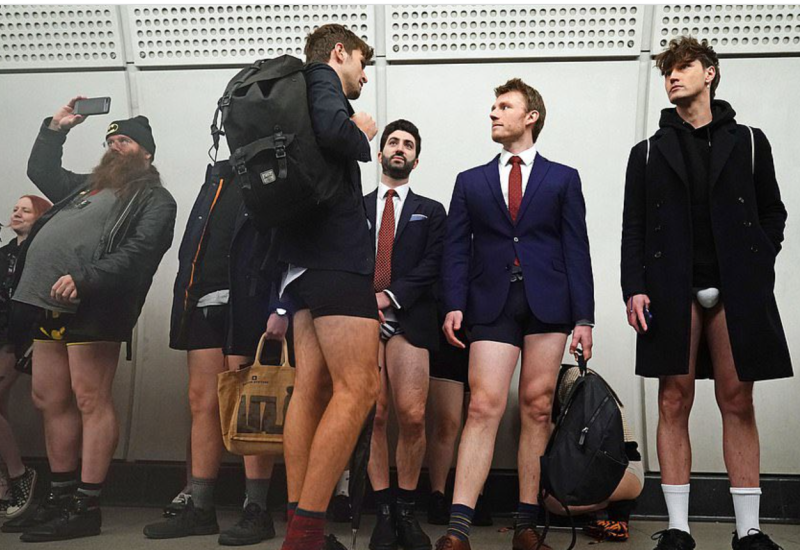 FOTO: Dan bez hlača u Londonu, muškarci i žene u donjem rublju 'defilirali' podzemnom željeznicom  
