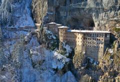 Pravoslavni manastir iznad provalije privlači turiste i tijekom zime