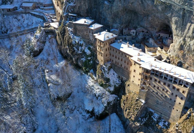 Manastir Sumela privlači turiste i tijekom zime - Pravoslavni manastir iznad provalije privlači turiste i tijekom zime