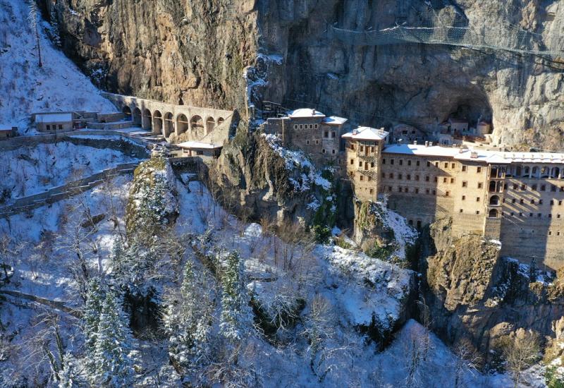Pravoslavni manastir iznad provalije privlači turiste i tijekom zime