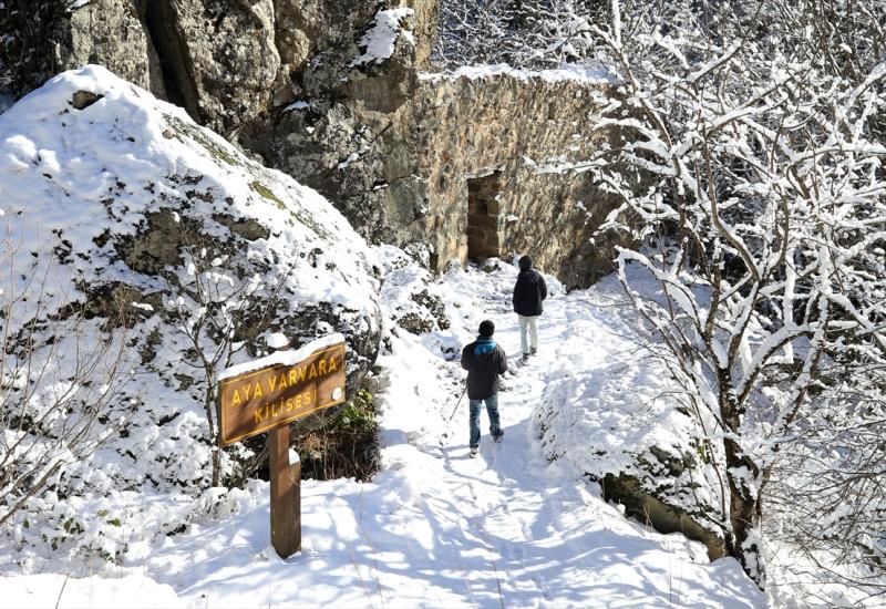 Privlači turiste i u hladnim zimskim danima - Pravoslavni manastir iznad provalije privlači turiste i tijekom zime