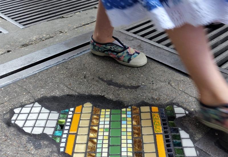 U Mostaru mu ih ne bi nedostajalo: Ulični umjetnik rupe na asfaltu popravlja šarenim mozaicima