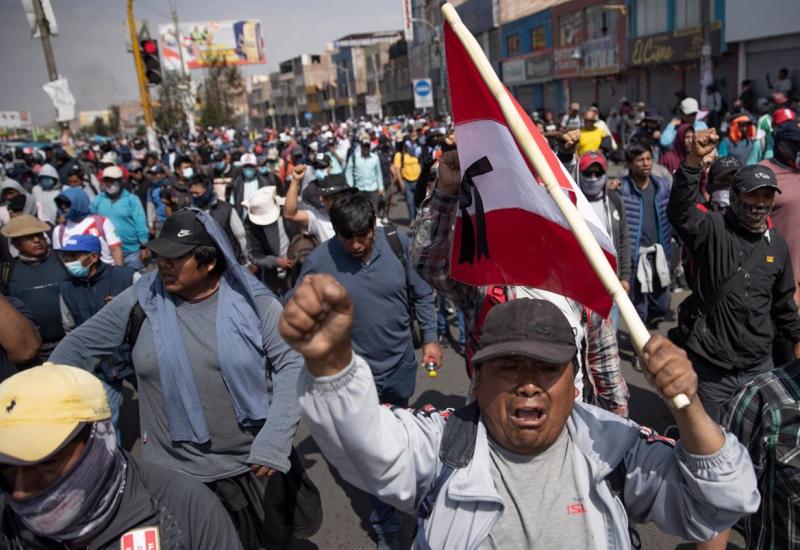 Antivladini prosvjedi u Peruu - Demonstranti policajca živog spalili i ubili u jeku prosvjeda u Peruu