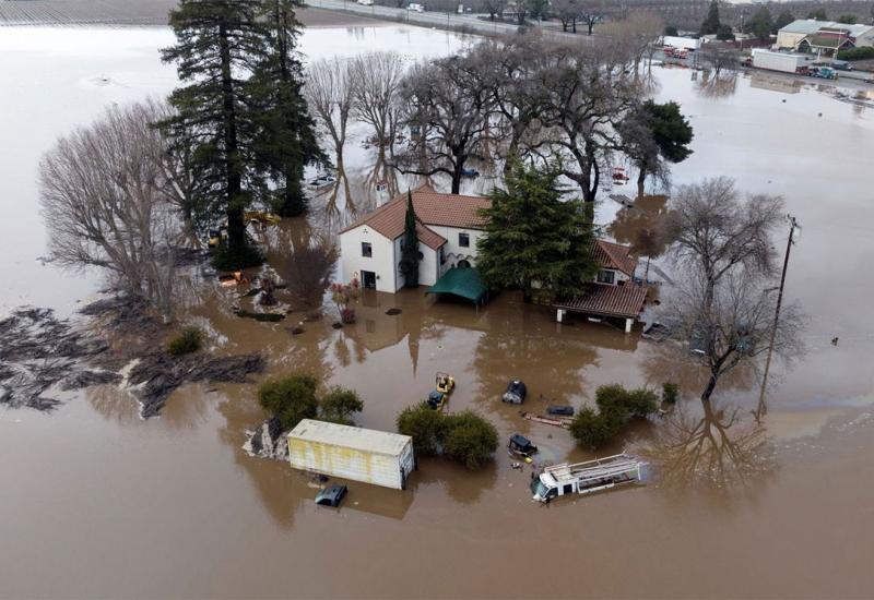 Potopljen dom u mjestu Gilroy  - 34.000 ljudi treba napusti domove: Oluje u Kaliforniji usmrtile 17, nestalo dijete 