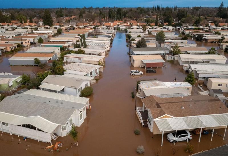 110.000 kućanstava i poslovnih subjekata bilo bez struje - 34.000 ljudi treba napusti domove: Oluje u Kaliforniji usmrtile 17, nestalo dijete 