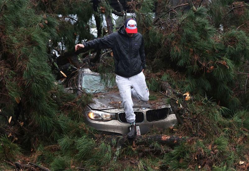 U Bakersfieldu dvojica su vozača poginula kada se na cestu srušilo stablo - 34.000 ljudi treba napusti domove: Oluje u Kaliforniji usmrtile 17, nestalo dijete 
