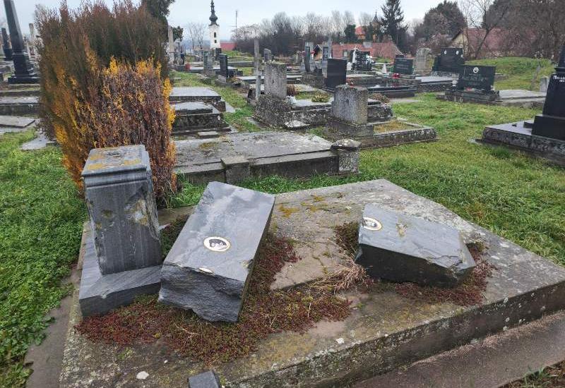 U božićnim danima srušeno 13 spomenika na srpskom groblju u Vukovaru 