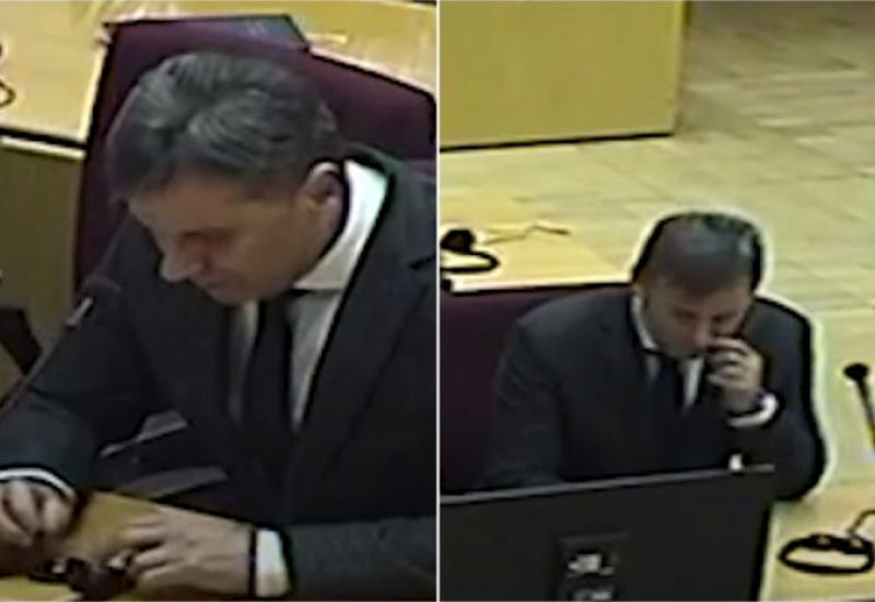 VIDEO Novalić u sudnici: Češe nos, žvače žvaku, igra se sa slušalicama, cupka 
