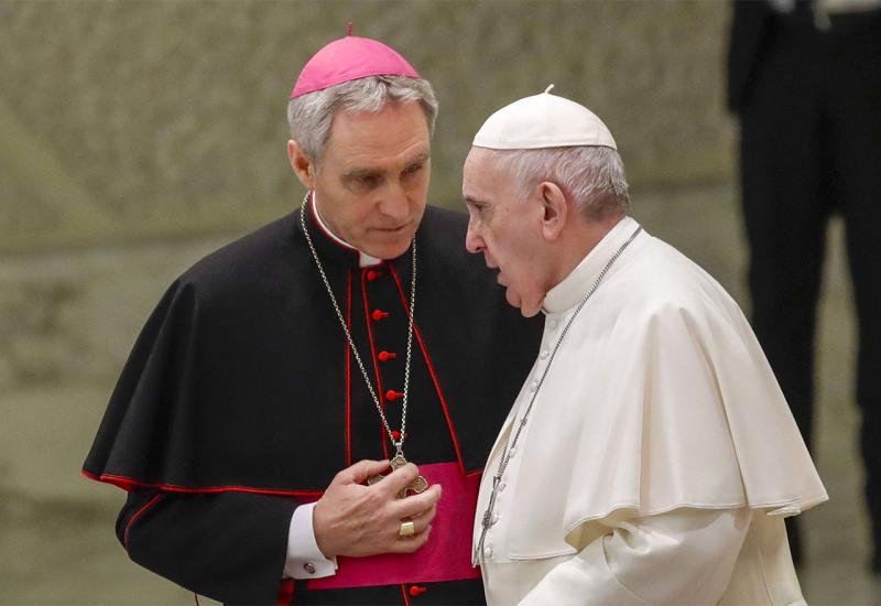 Bivši Benediktov tajnik naljutio papu Franju