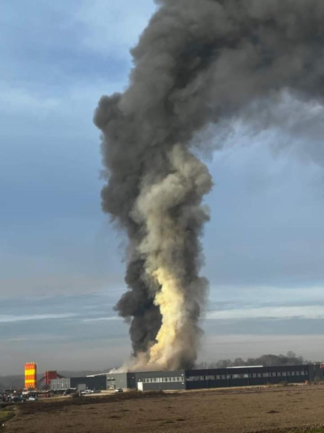 Požar u tvornici namještaja - Požar u tvornici namještaja: Crni dim se nadvio nad postrojenjem 
