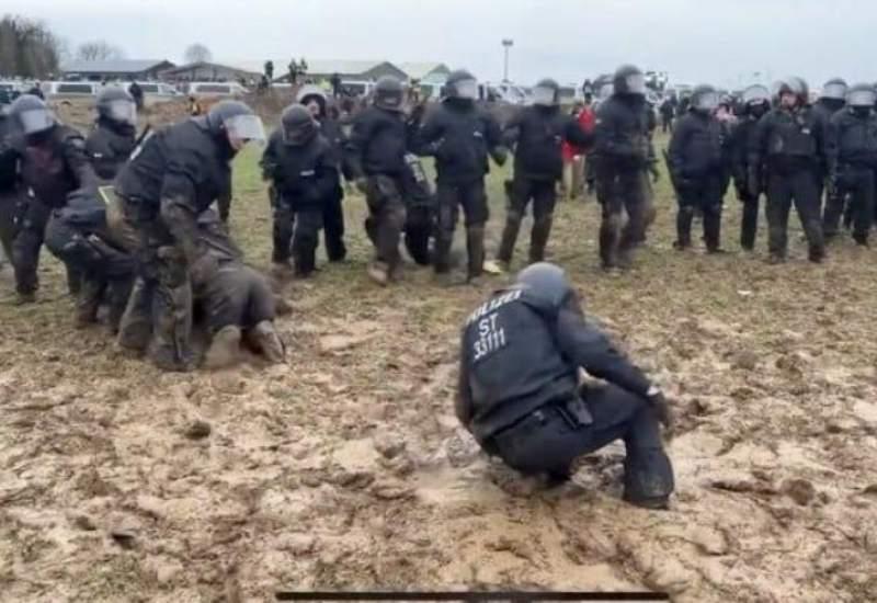 Policajci zapeli u blatu, aktivisti ih gađaju  - Drama u Njemačkoj: Policajci zapeli u blatu, aktivisti ih gađaju 