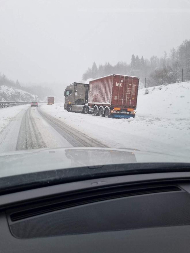 Snijeg napravio kaos na prometnicama  - Hrvatska: Snijeg napravio kaos na prometnicama 