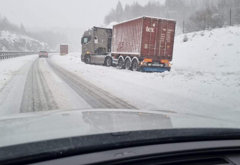 Snijeg otežava vožnju, na dionici Rakitno-Blidinje obustavljen promet