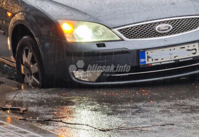 Automobil upao u šaht u Mostaru - Zaliječena najpopularnija mostarska rupa 