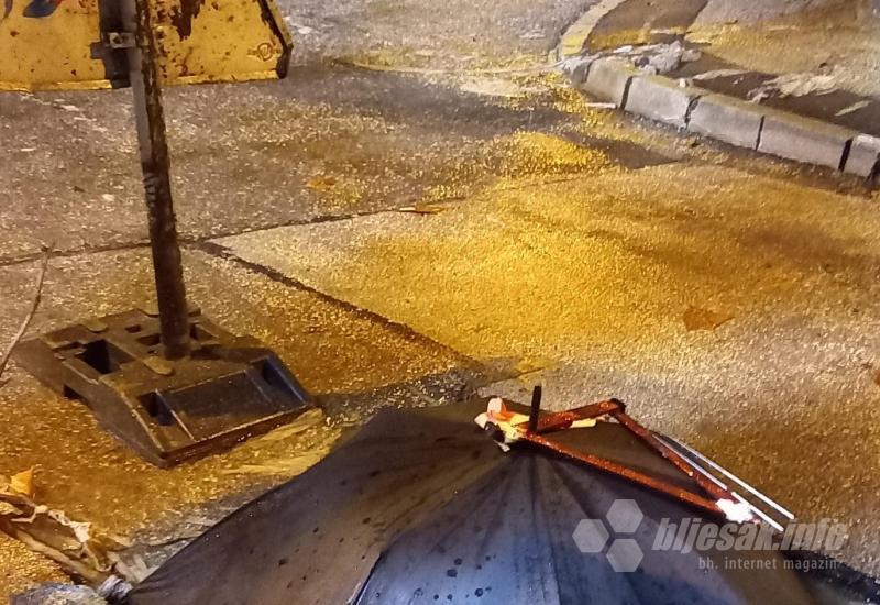 Mostar: Netko je kišobranom "zaštitio" rupu 