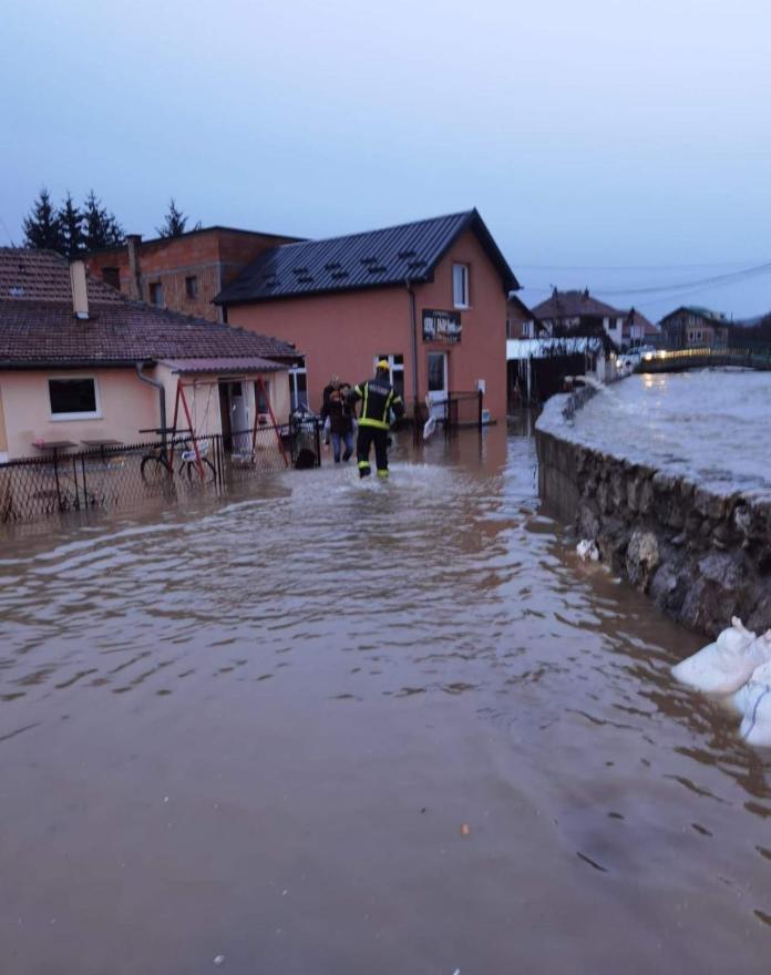 Poplavljeno više od 40 kuća  - Poplavljeno više od 40 kuća 