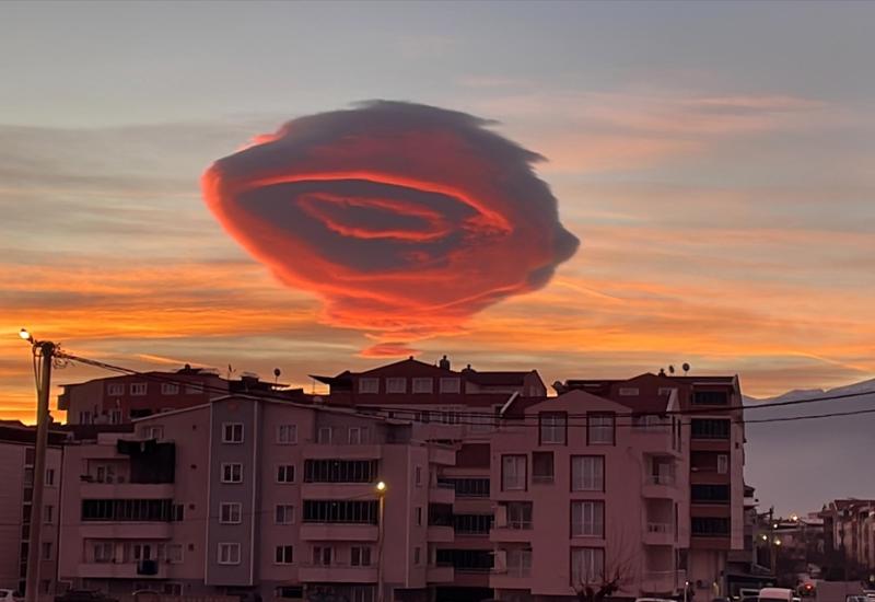 Prirodni fenomen - Fascinantni narančasti lentikularni oblak 