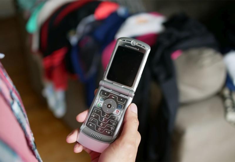 TikTokeri vratili u uporabu stare preklopne mobitele