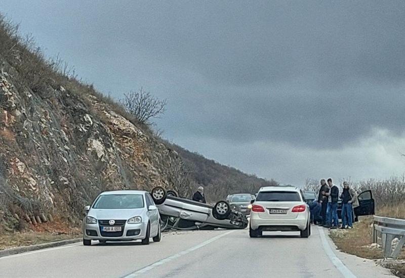 Mostar - Stolac: Dvoje ozlijeđenih u prevrtanju automobila