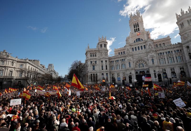  Tisuće ljudi pridružile se desničarskom skupu protiv španjolske vlade