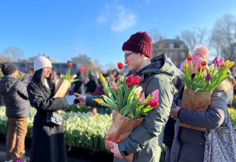 Obilježen Nacionalni dan tulipana, tisuće ljudi besplatno dobilo cvijeće