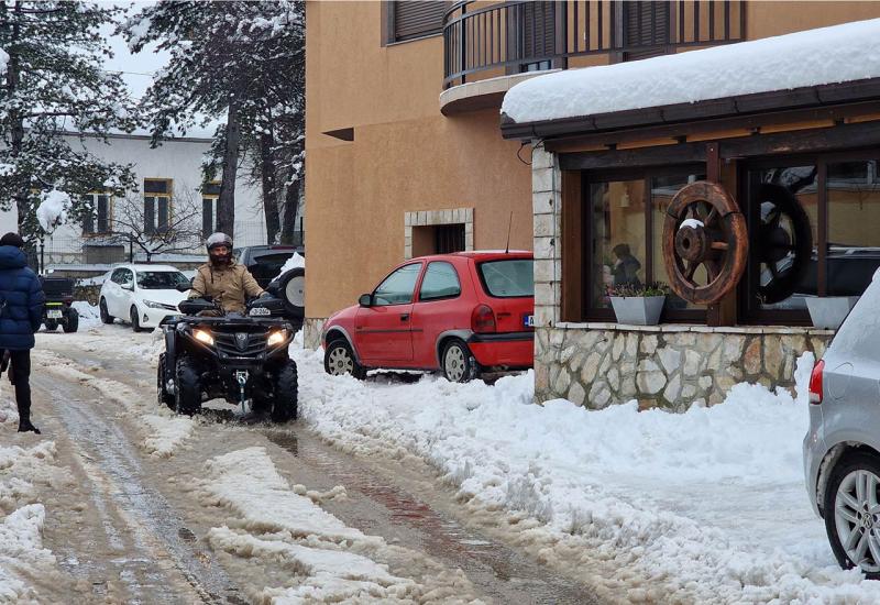  Quadom po snijegu - FOTO| Put prema Gorancima prohodan - Snježnim radostima nema kraja