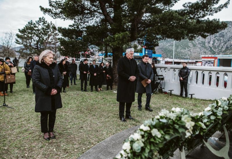 Vijenci i cvijeće u spomen na gotovo 6 milijuna ubijenih Židova  - Dragan Markovina za Bljesak: 