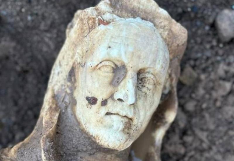 Popravljali kanalizaciju pa pronašli drevni mramorni kip Herkula