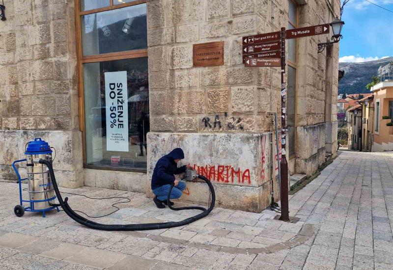 Grafit je uklonila tvrtka Nobel | Foto: Nobel - Brisanje: Zaboravljena Smrt novinarima u Mostaru