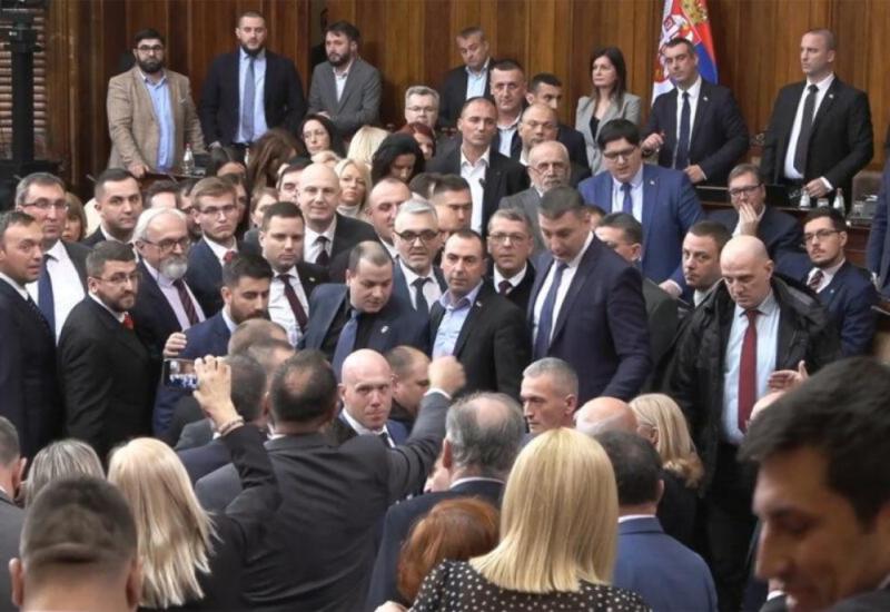 Kaos u parlamentu Srbije| Vučić pobjesnio: "Došli ste da me tučete, je li?"