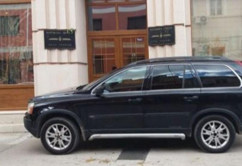 Vukanoviću oduzet automobil jer je blokirao ulaz u Gradsku upravu