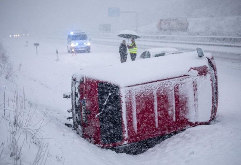 U Srbiji zbog vjetra i snijega više od 25.000 ljudi ostalo bez struje