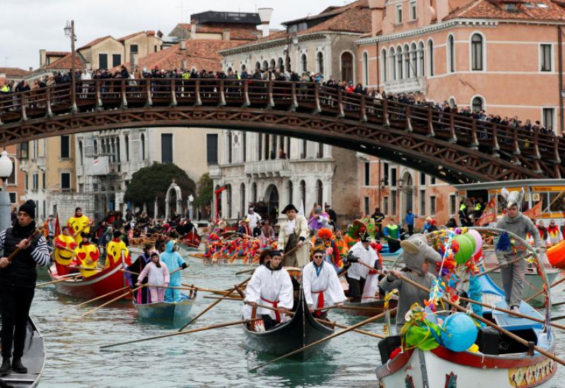 Počeo Venecijanski karneval, maškare okupirale gondole i ulice 
