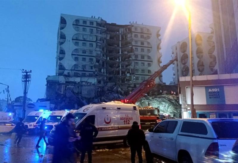 Razoran potres u Turskoj - Razoran potres pogodio Tursku: U sedam gradova najmanje 118 poginulih, stotine povrijeđenih 