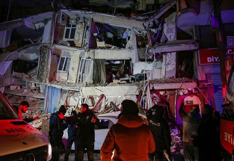 Razoran potres u Turskoj - Razoran potres pogodio Tursku: U sedam gradova najmanje 118 poginulih, stotine povrijeđenih 