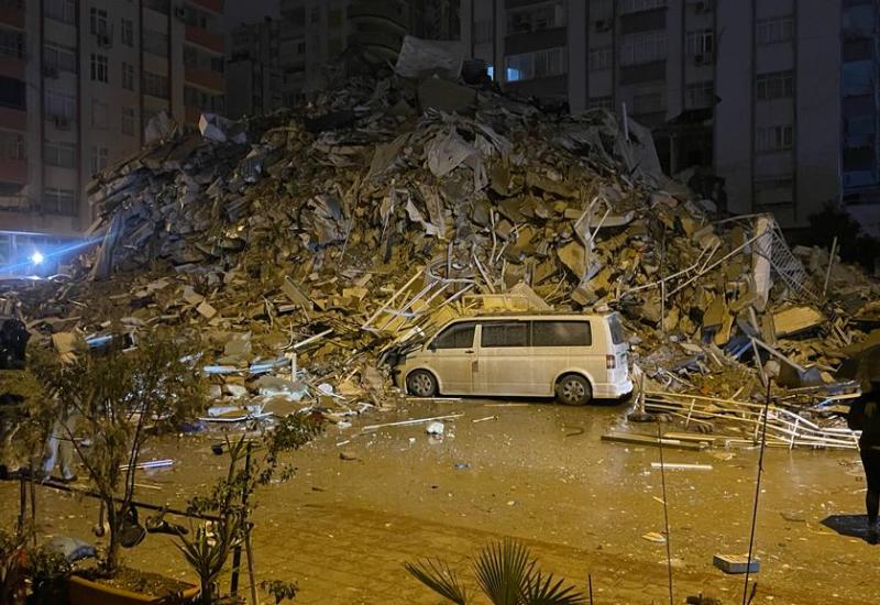 Ruševine nakon potresa - Broj poginulih u Turskoj i Siriji iznosi više od 300, gotovo 2000 ozlijeđenih