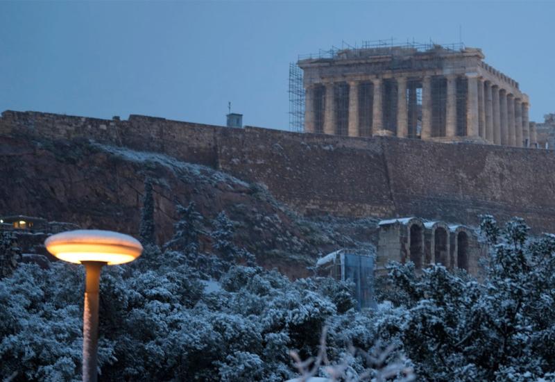 Atena: Snježna oluja zatvorila škole i dućane, promet u kaosu