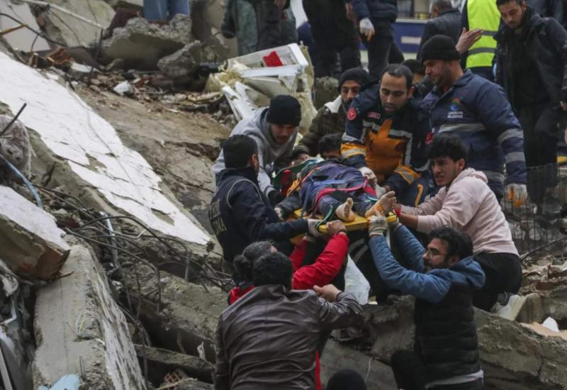 Službe izbrojale preko 1.700 mrtvih u potresu koji je pogodio Tursku i Siriju