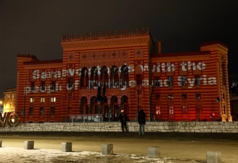 Sarajevska Vijećnica osvijetljena crvenom bojom