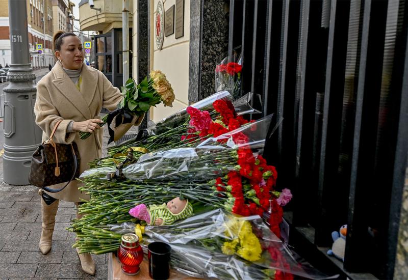 Cvijeće ispred zgrade turskog veleposlanstva u Moskvi 