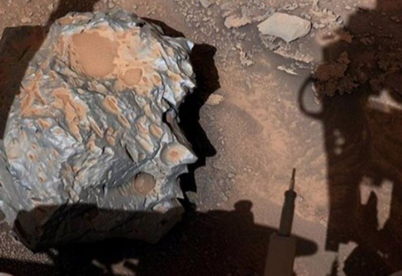 NASA-in rover na Marsu otkrio neobičan komad meteorita