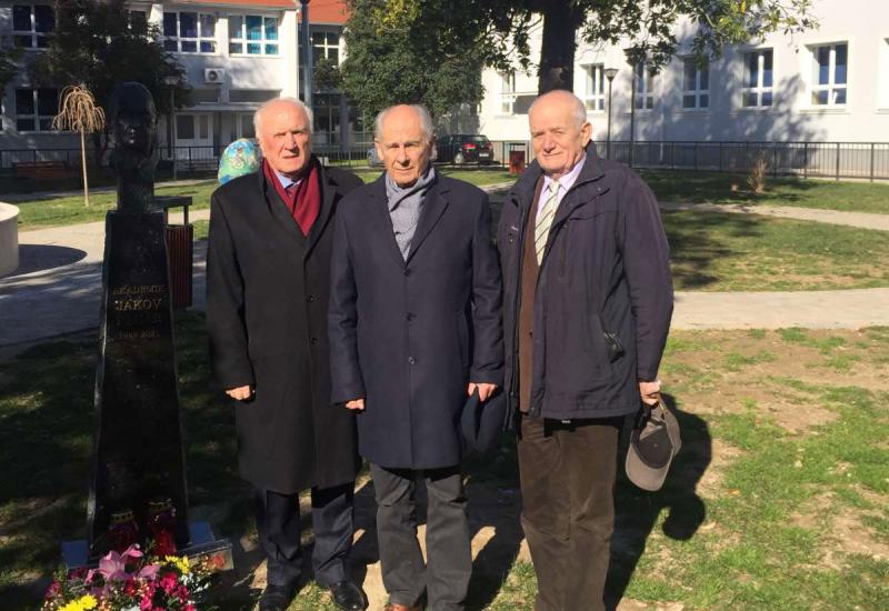 Cvijeće i svijeće na spomeniku akademiku Peharu u Čapljini