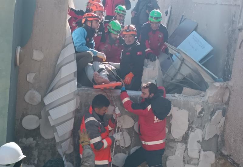 Spasilački tim iz BiH uspješno izvukao muškarca ispod ruševina 80 sati nakon potresa