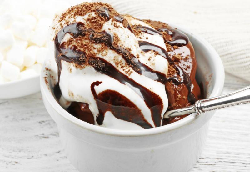 Idealna slastica za lijene večeri: Recept za topli čokoladni kolač iz zdjelice 