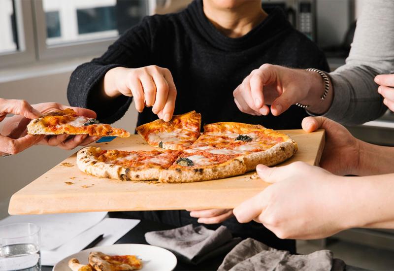 Napuljski imigranti u SAD-u kopirali su svoje hrskave pizze - Pizza ima dugu povijest, lepinje s dodacima jeli su još stari Egipćani