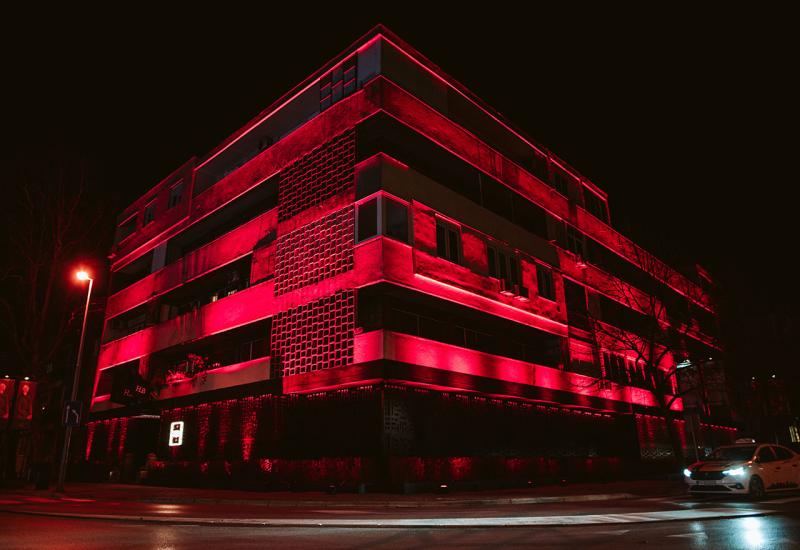 Aluminij i The Hub of Fine Arts osvjetljeni crvenom bojom u znak podrške turskom narodu
