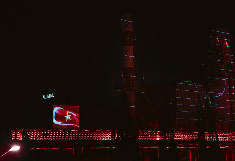 Aluminij i The Hub of Fine Arts osvjetljeni crvenom bojom u znak podrške turskom narodu
