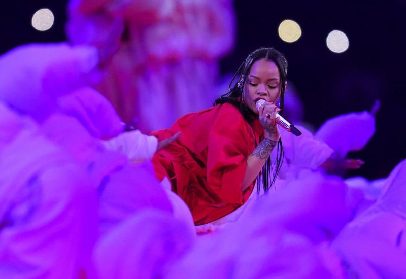 Rihanna napravila spektakl na Super Bowlu i objavila da je trudna