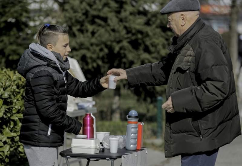 Dječak prodaje čaj kako bi pomogao Turskoj i Siriji