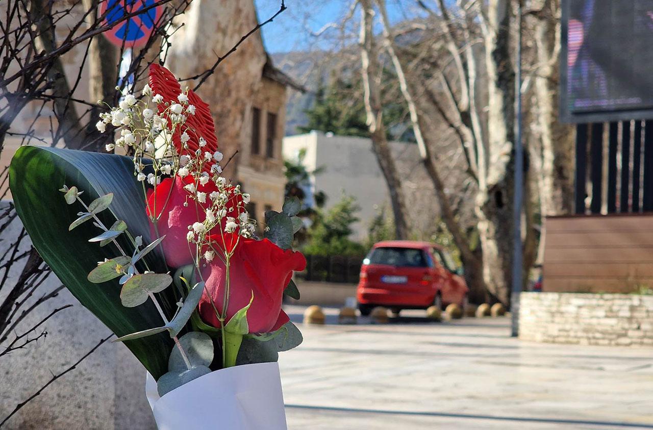 Cvjetni aranžmani na ulicama u Mostaru - Valentinovo cvijeće